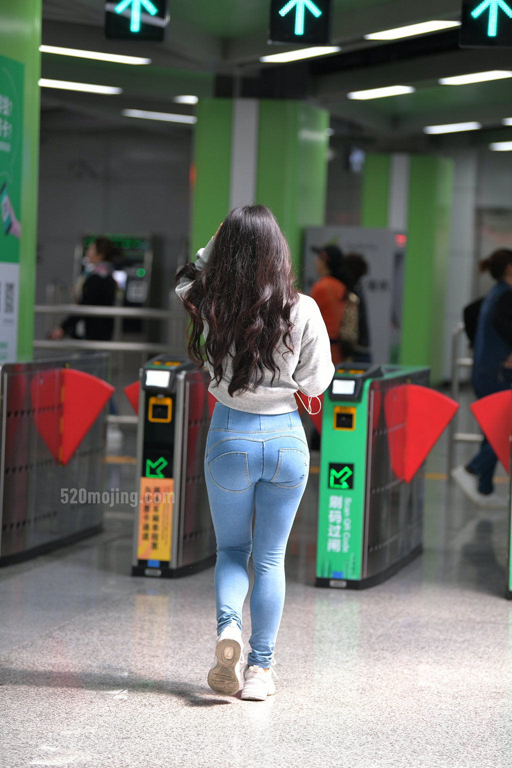 精选街拍作品 NO.256 极品紧牛蜜桃臀美女3