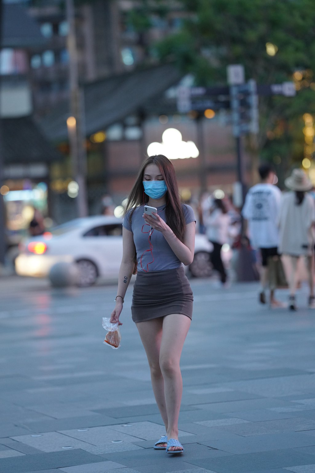 精选街拍作品 NO.585 独自来旅游的热裤女孩-集美图