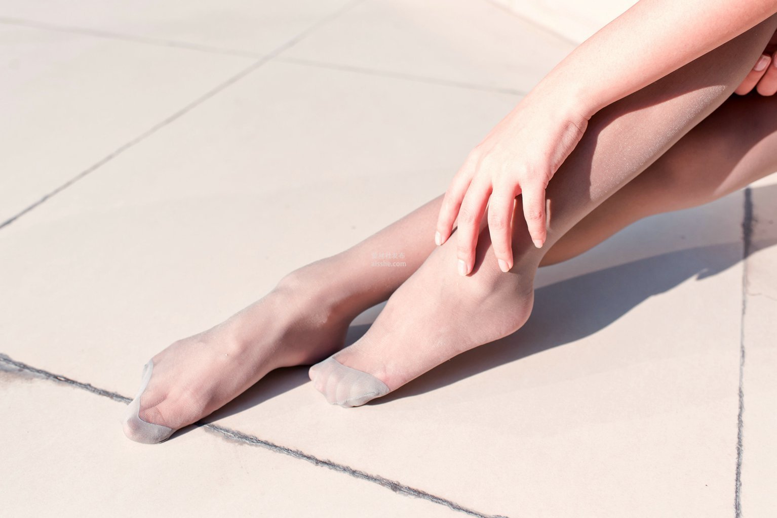 图片[7]-魔镜街拍 NO.127 白色高跟旗袍肉丝美女-集美图