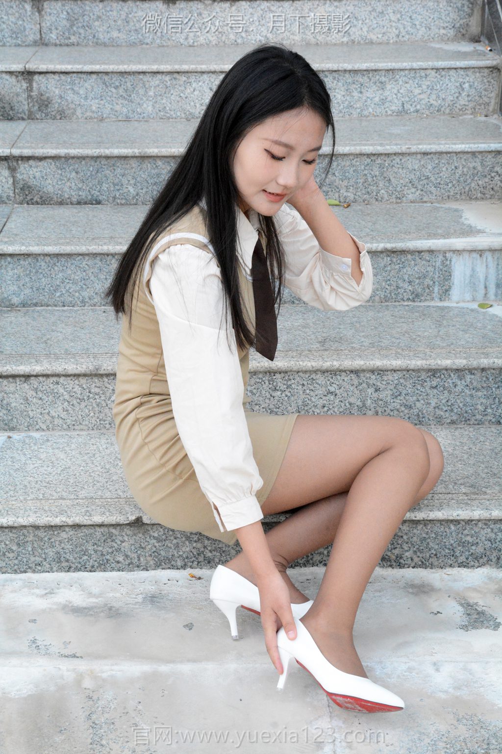 月下摄影 NO.003 茜茜~恰恰~浅咖连衣裙 超级喜欢这套服装，就是领带小了一点！