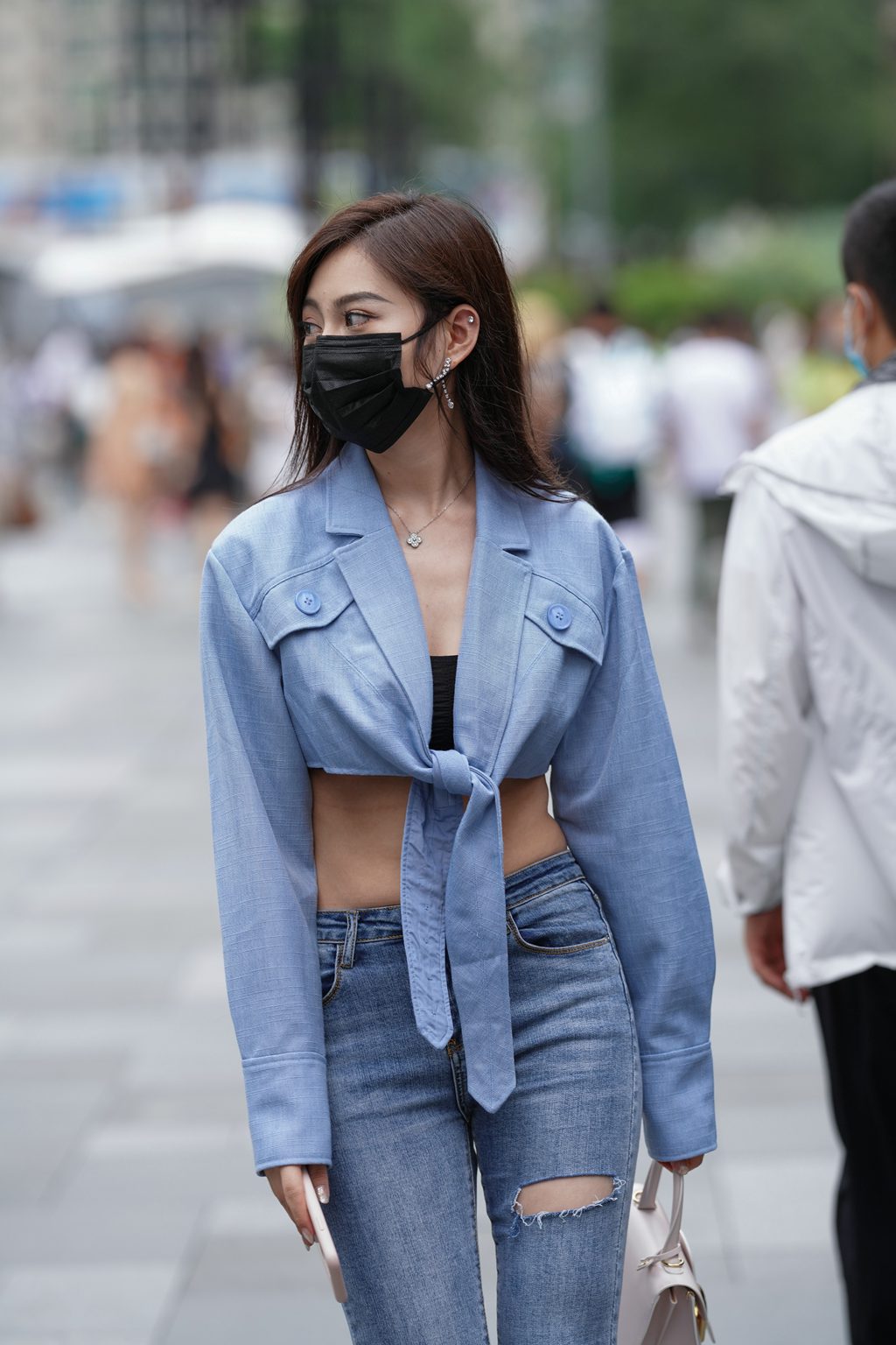 精选街拍作品 NO.2592 牛仔裤短上衣