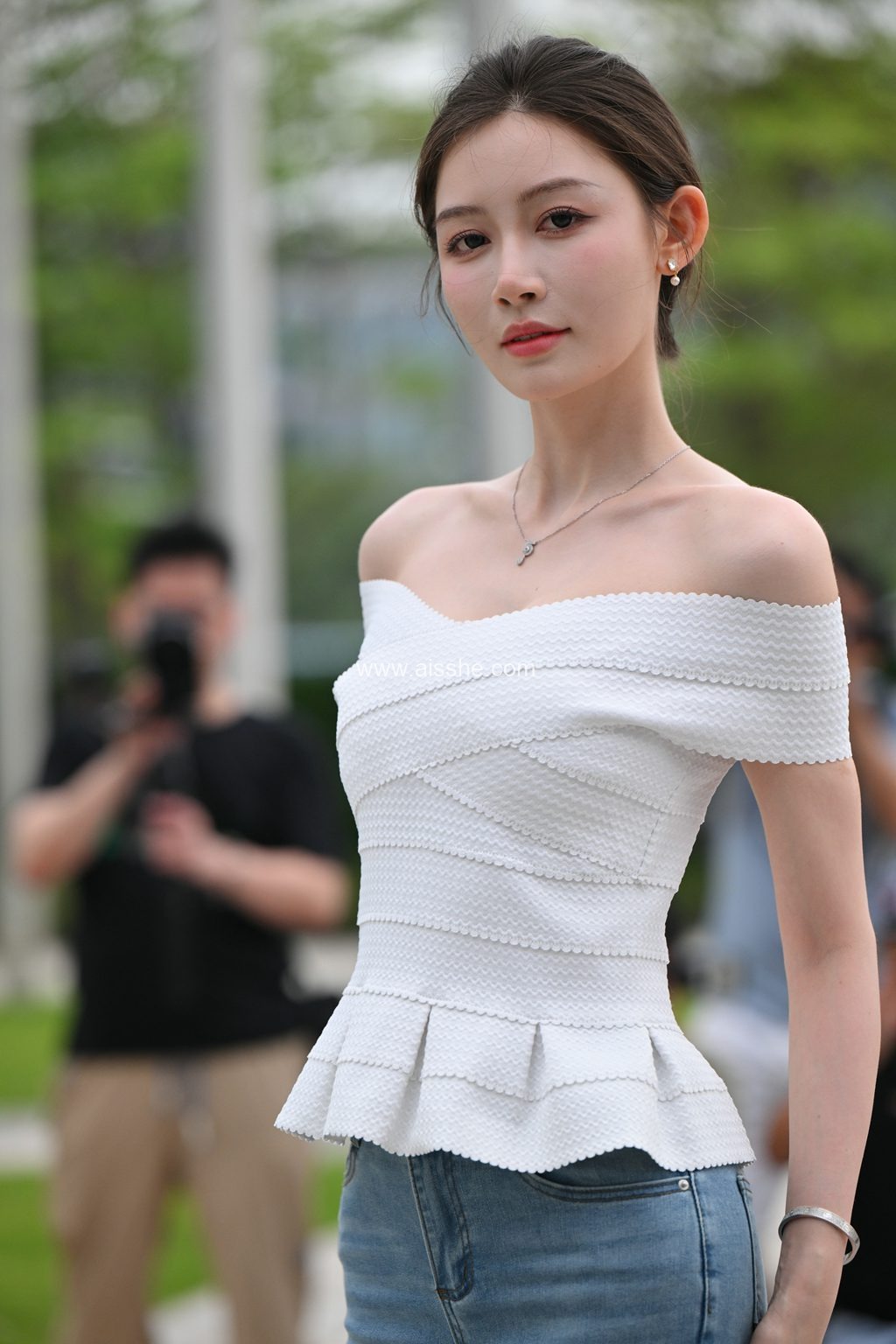 精选街拍作品 NO.2603 一字肩牛仔裤