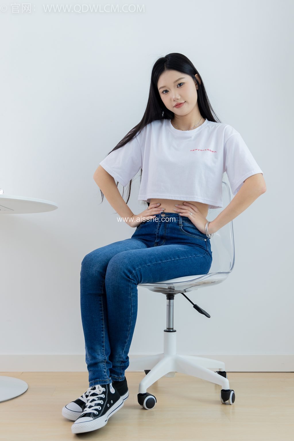 物恋传媒 NO.2293 小竹-匡威帆布鞋、粉色船袜、肚子疼揉肚子剧情（盲盒2）