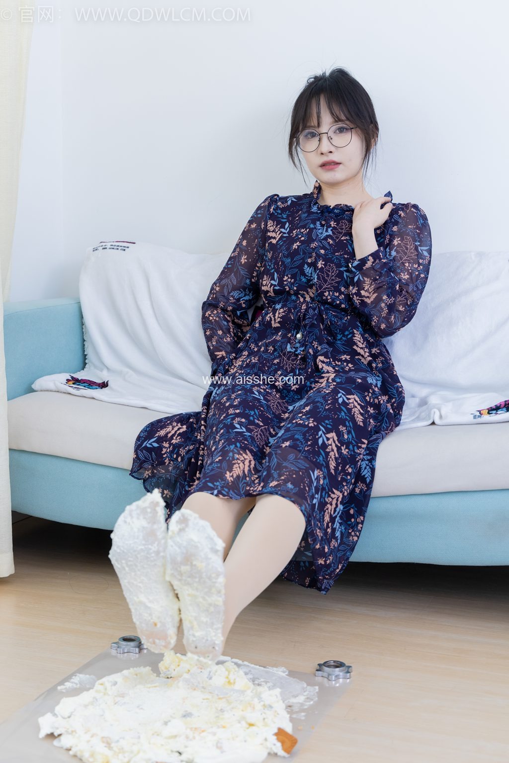 物恋传媒 NO.2292 小酒-短靴、厚肉丝、踩小蛋糕剧情（盲盒1）