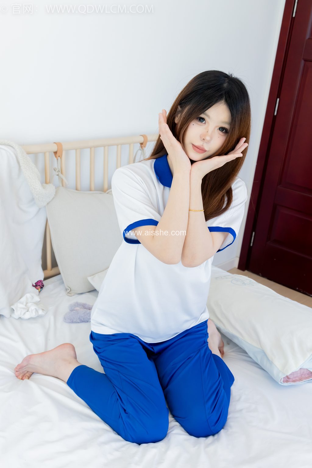 物恋传媒 NO.2301 曲奇-板鞋、白短棉袜、裸足、校服