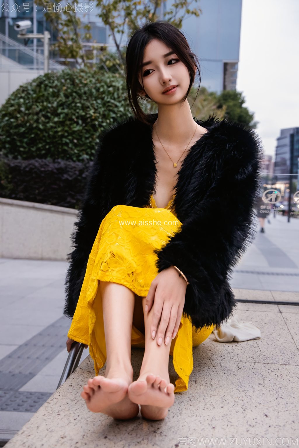 足愉心摄影-第10期：模特星朵（搭配：黑色毛衫、黄色连衣裙、绒毛拖鞋、白色棉袜、裸足）（完整版）