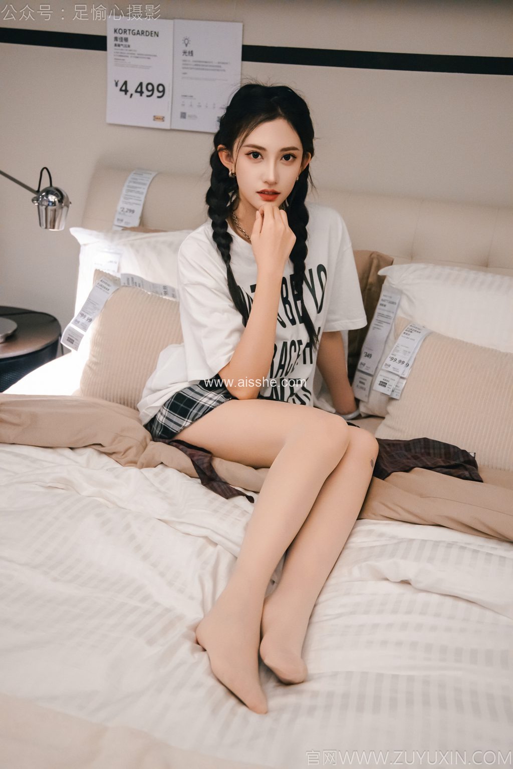 足愉心摄影-第15期：模特可乐（搭配：红色夹克、白T、短裙、马丁靴、肉丝色袜、白棉袜）（完整版）