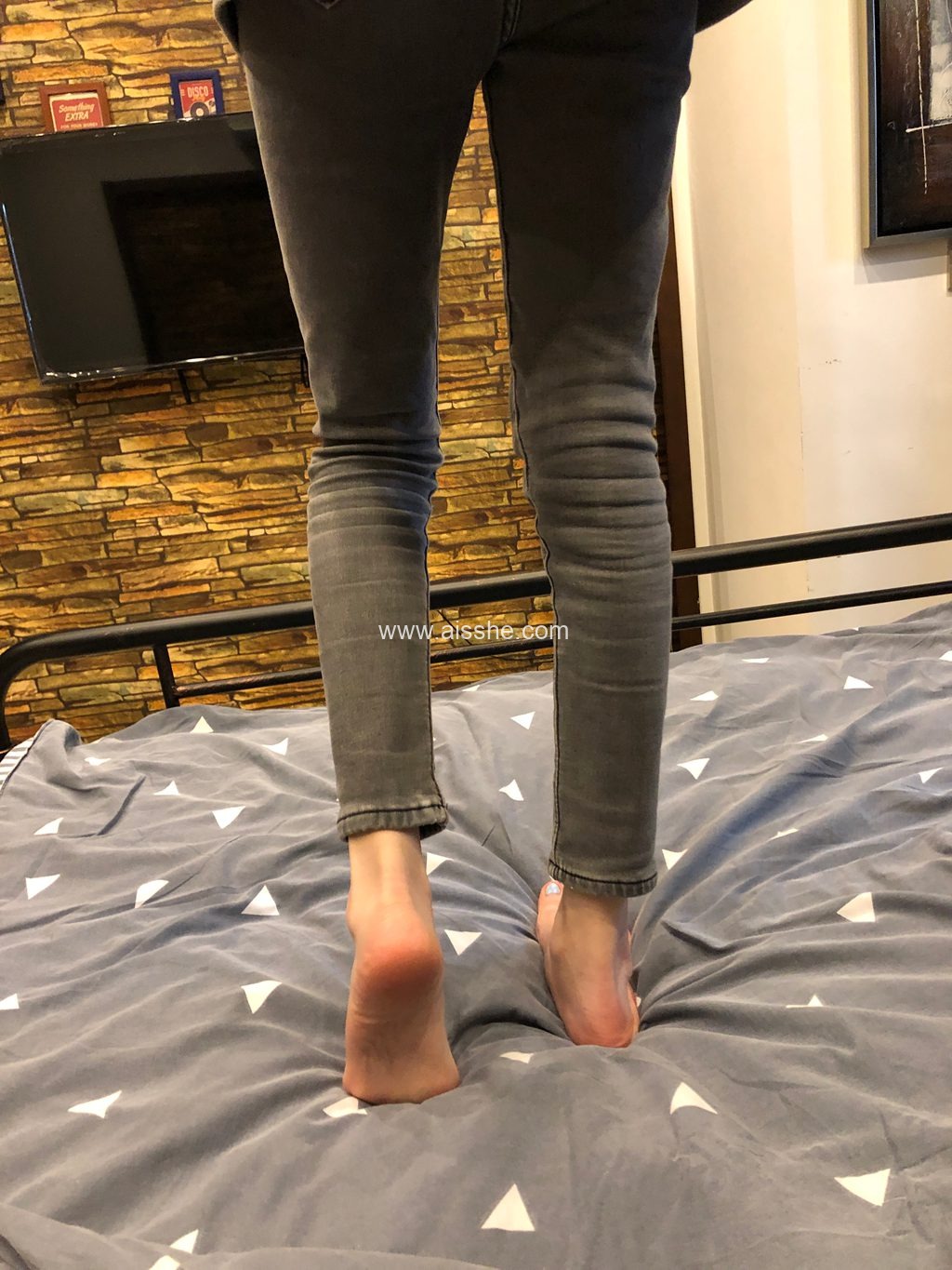 本足摄影-048期 老哥约大学城妹字出来看电影后到酒店玩舔美脚