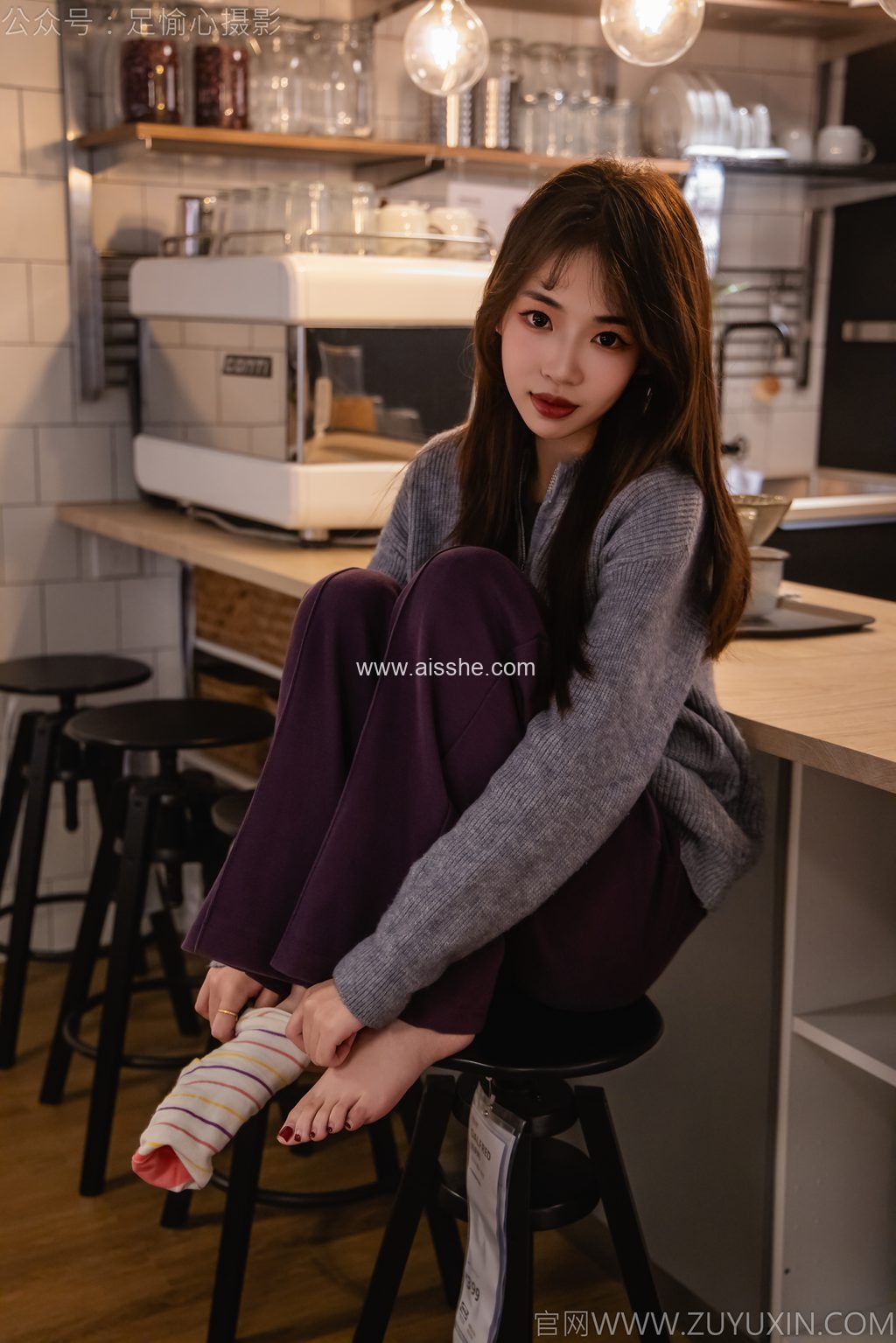 足愉心摄影-第16期：模特软软（搭配：灰色线套、紫色长裤、帆布鞋、卡通棉袜、裸足）（完整版）