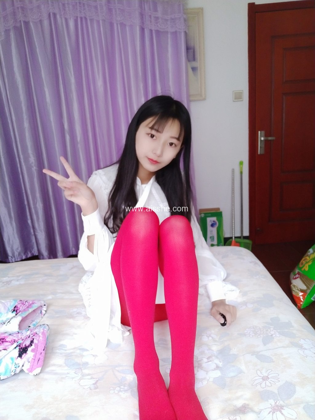 网红Coser@蓓蓓 居家白裙子厚红丝连裤袜