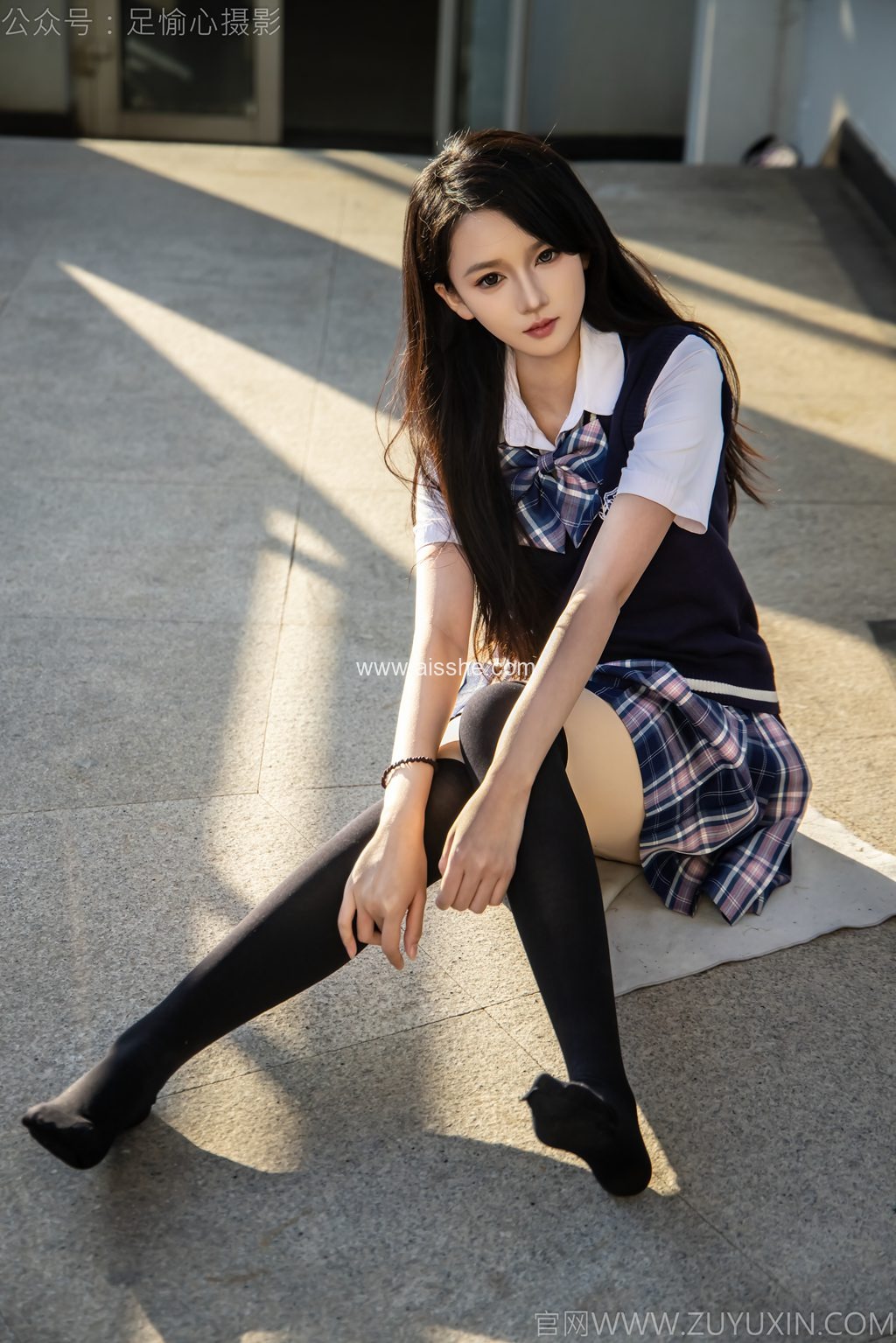 [足愉心摄影] NO.019 模特果酱（搭配：JK制服、小皮鞋、黑色丝袜、肉色打底裤）（完整版